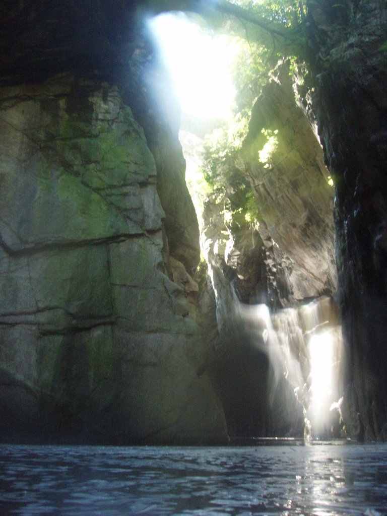 Belle vallÃ©e italienne riviÃ¨re Cannobine
Mots-clés: verzasca