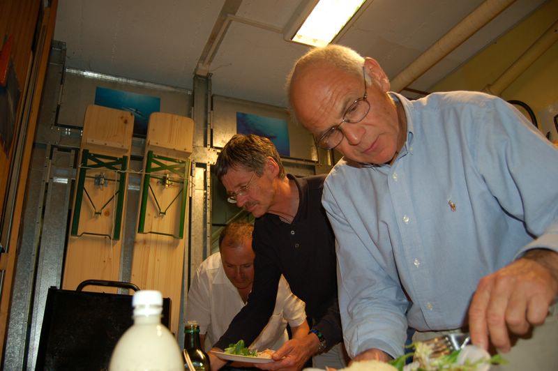 Autour du buffet de subir les assauts des affamÃ©s!
