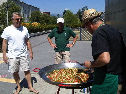 La paella, c'est un travail collectif!
